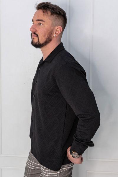 camisa negra decorativa con cuello y tejido elástico