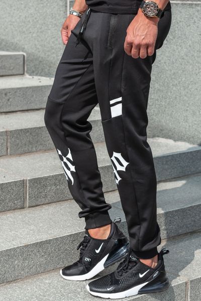 Pantalones de chándal negros con superficie resbaladiza y estampado