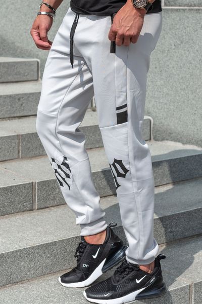 Pantalones de chándal grises con superficie lisa y estampado