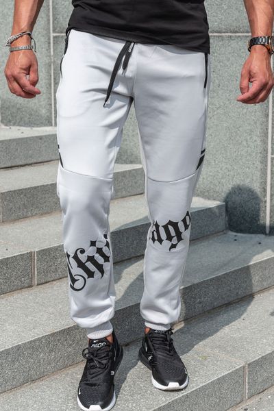 Pantalones de chándal grises con superficie lisa y estampado