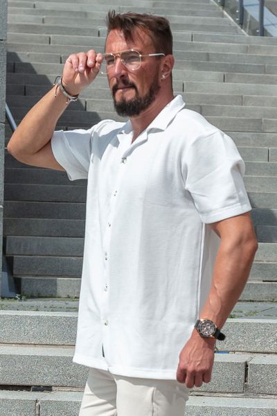 Camisa blanca estructurada de manga corta con cuello