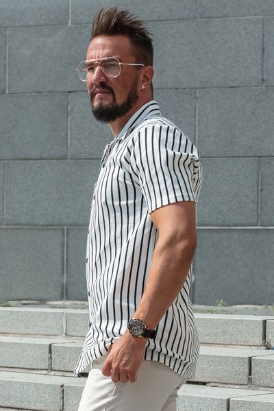 Camisa de hombre a rayas estructurada de manga corta con cuello