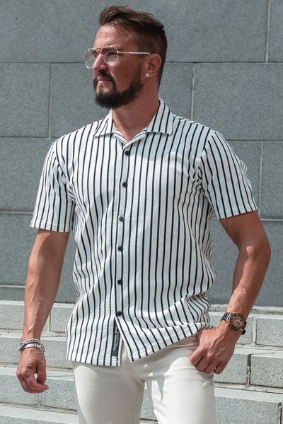 Camisa de hombre a rayas estructurada de manga corta con cuello Camisa de hombre a rayas estructurada de manga corta con cuello