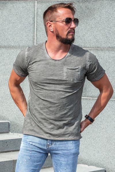 Camiseta gris lavada con efecto piedra, con cuello en V y bolsillo en el pecho