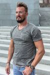 Camiseta gris lavada con efecto piedra, con cuello en V y bolsillo en el pecho