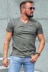 Camiseta gris oscuro con botones decorativos Carisma