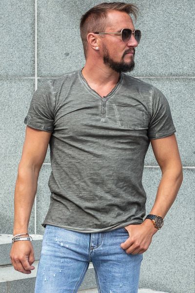Camiseta gris oscuro con botones decorativos Carisma