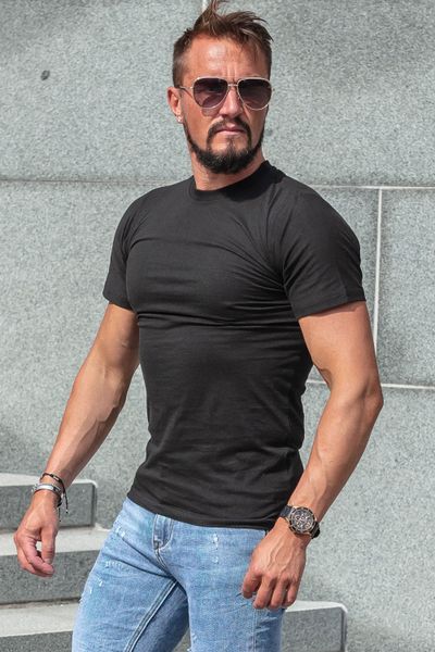 Camiseta negra con cuello redondo