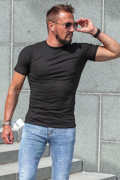 Camiseta negra con cuello redondo