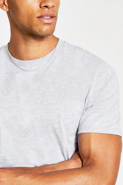 Camiseta gris con cuello redondo