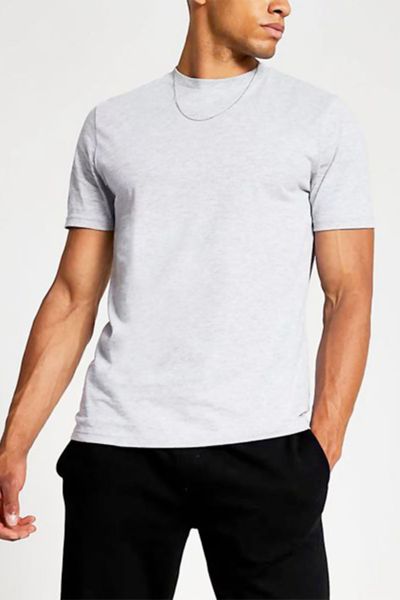 Camiseta gris con cuello redondo