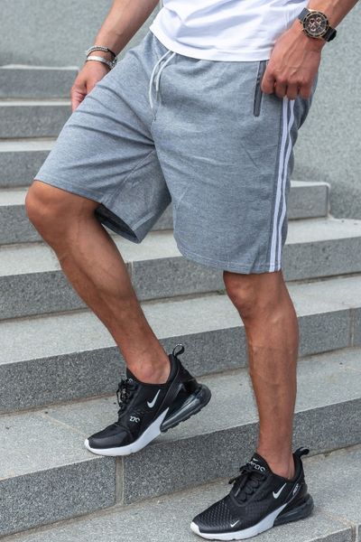 Pantalones cortos grises con rayas laterales y bolsillos con cremallera