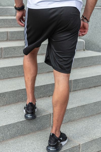 Pantalones cortos negros con rayas laterales y bolsillos con cremallera