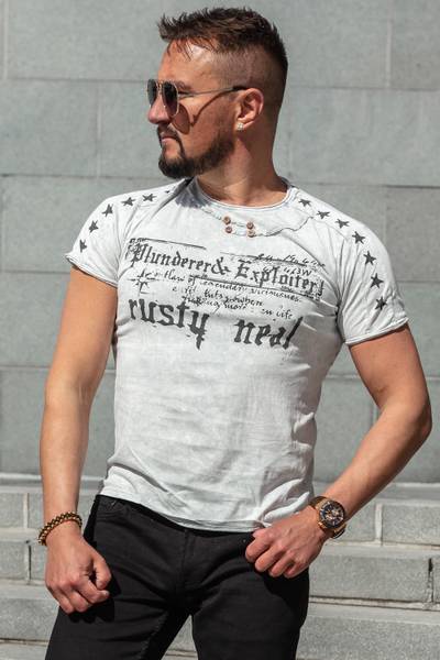 Camiseta blanca lavada con estampado RUSTY NEAL