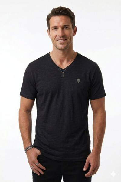 Camiseta negra con escote en V JERONE