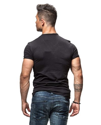 Camiseta negra de hombre con cuello de pico